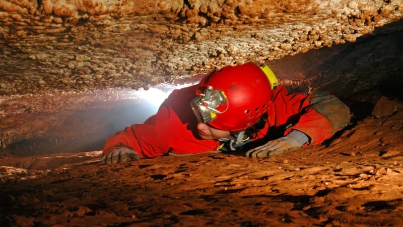 Jeskyňář se chytil do přírodní pasti. V extrémně úzké jeskyni prožil noční můru klaustrofobiků