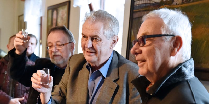 Miloš Zeman (druhý zprava) se 28. ledna 2017 v Hodoníně zúčastnil tradiční zabijačky na Slováckém statku exministra zemědělství ve své vládě Jana Fencla (vpravo). Vlevo je Jaroslav Bašta.