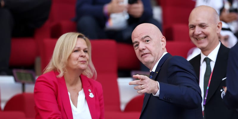 Německá ministryně vnitra Nancy Faeserová se před zápasem pozdravila se šéfem FIFA Giannim Infantinem. V té chvíli ještě na sobě měla červené sako, pod kterým skrývala duhovou pásku.