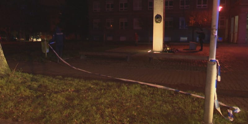 V Plzni se před budovou základní školy upálil muž.