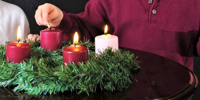 Adventní neděle: Jak se jmenují a proč na adventním věnci rozsvěcíme postupně čtyři svíčky?