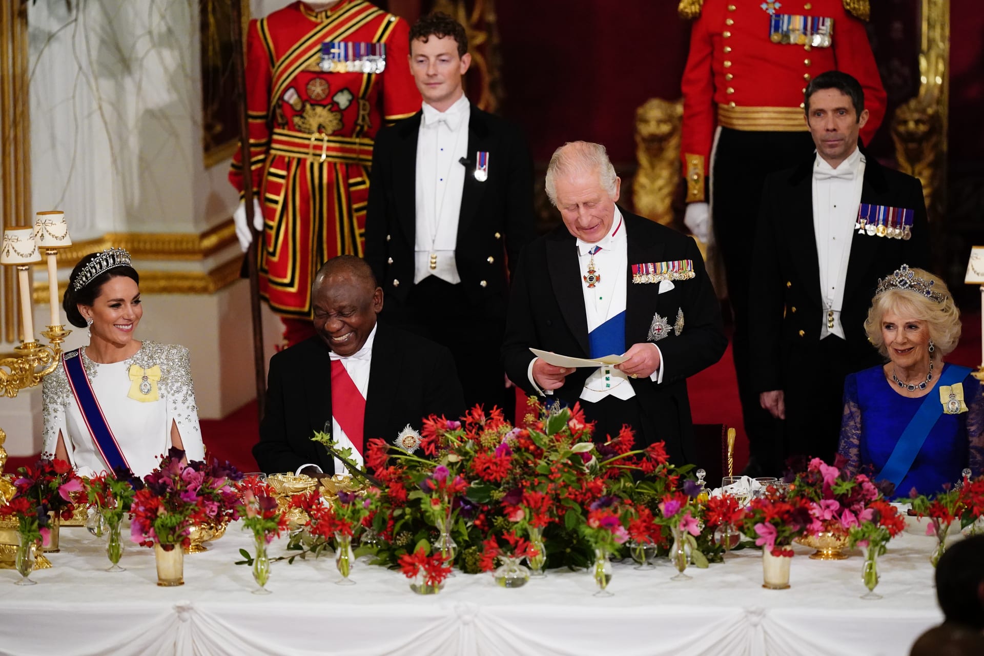 Král Karel přivítal svou první státní návštěvu, do Británie přiletěl jihoafrický prezident Ramaphosa.