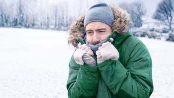 V Česku opět přituhne, bude i sněžit. Pozor na náledí, varují meteorologové