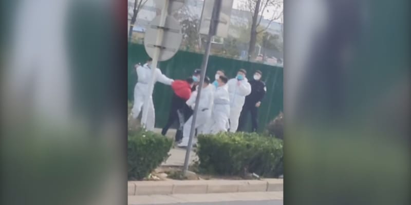 Z továrny na iPhony v čínském městě Čeng-čou pochází neuvěřitelné záběry, na nichž se zaměstnanci střetávají s policisty.
