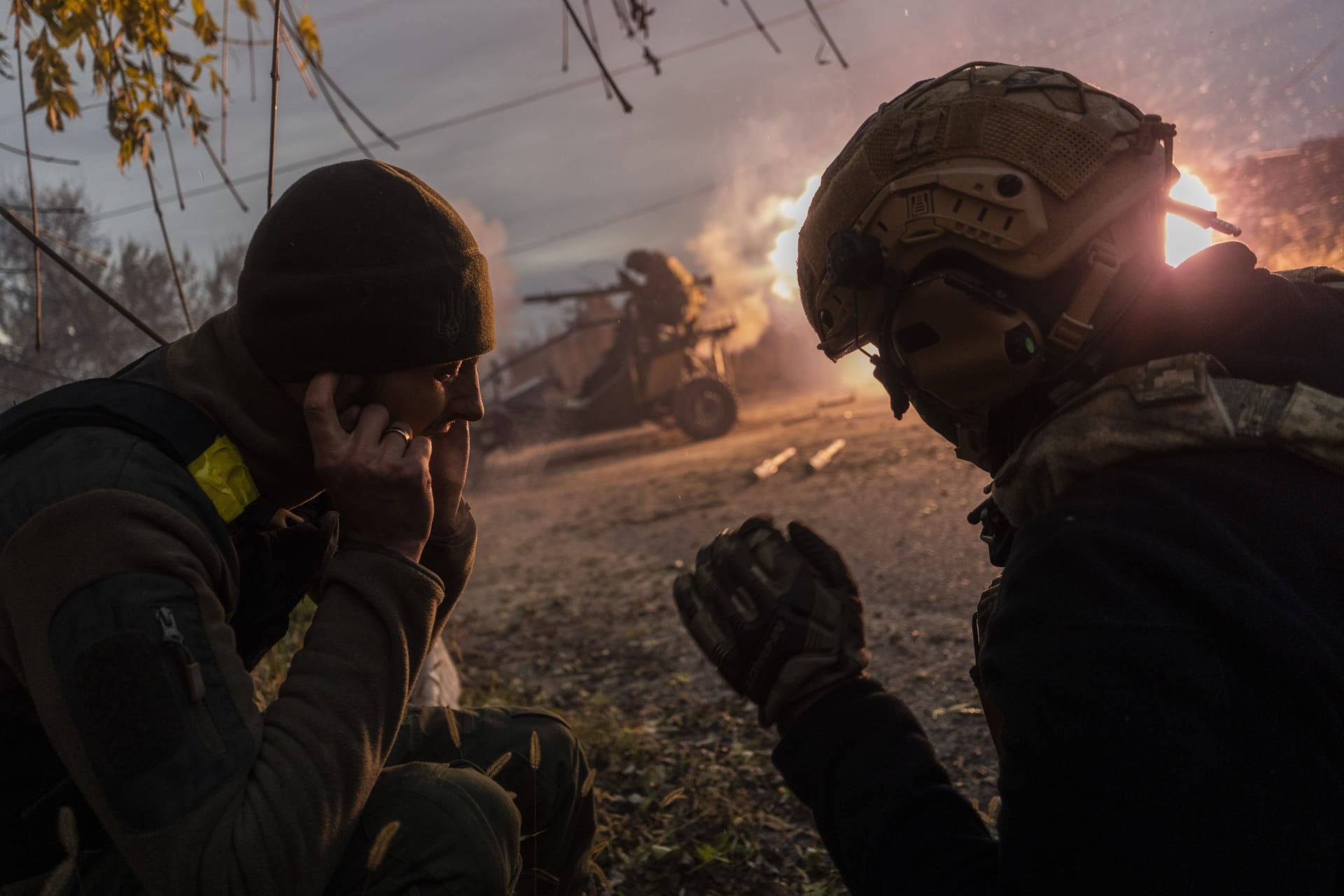 Ukrajinští vojáci pálí na ruské pozice poblíž Chersonu