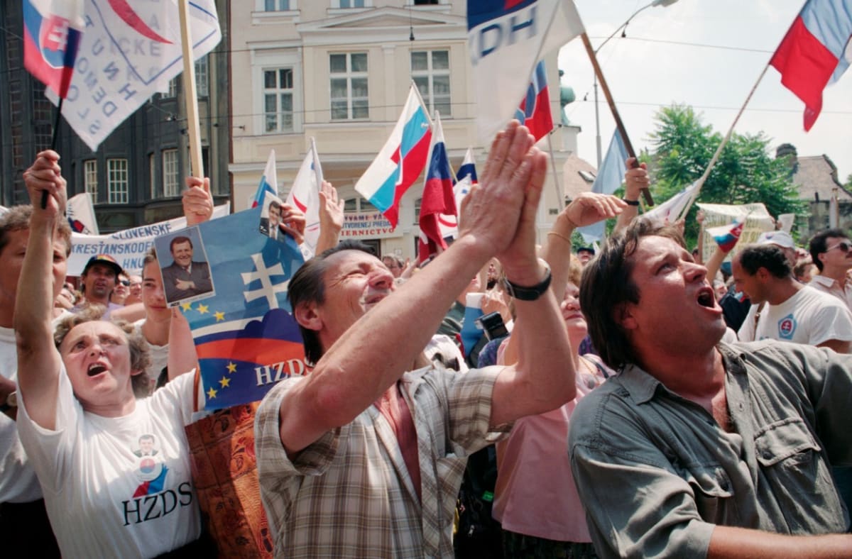 Jedna ze slovenských demonstrací za samostatnost v červenci 1992. Podobné snímky děsily Západ, že se rozpad Československa promění v jugoslávskou cestu. 