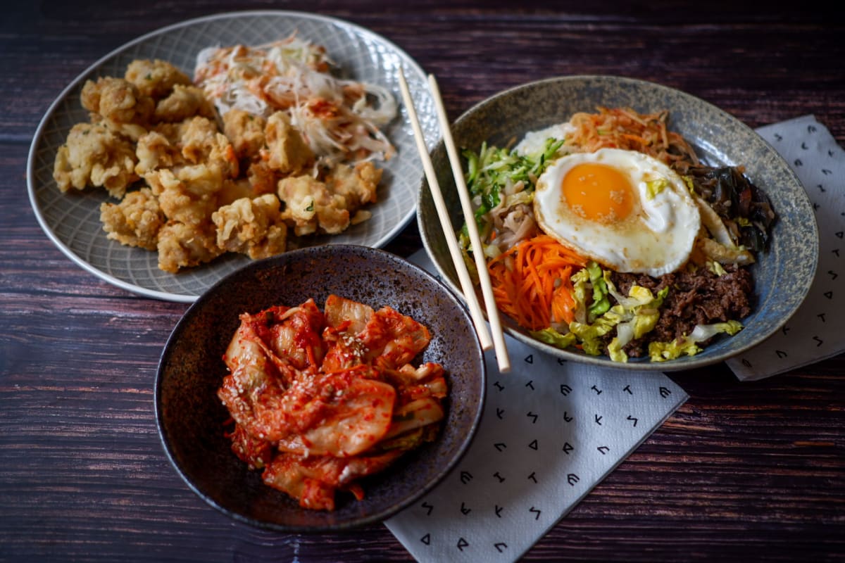 Korejské smažené kuře, bulgogi bibimbab a kimchi