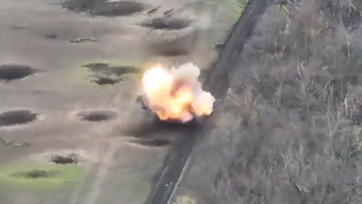 Exploze tanku vymrštila ruského vojáka několik metrů do vzduchu.