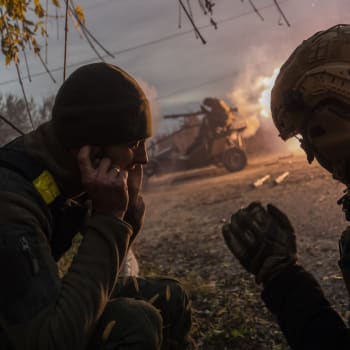 Ukrajinští vojáci pálí na ruské pozice poblíž Chersonu
