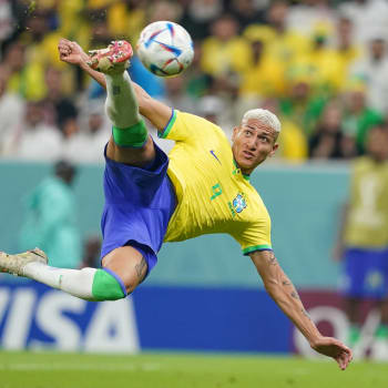 Brazilský Richarlison proti Srbsku udeřil takto parádně ze vzduchu. Na světě byl možná gól turnaje.