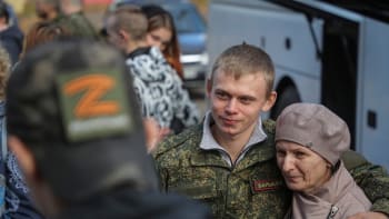 Ruský gubernátor zpražil plačící matky: Vaši padlí synové nepatří vám, ale naší vlasti