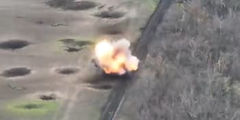 Kyjev zveřejnil další brutální video. Výbuch vymrštil okupanta do vzduchu, ukazují záběry
