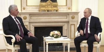 Putinova fialová ruka a nafouklý obličej. Prezidentův stav je stále horší, tvrdí novináři