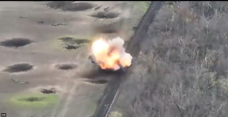 Exploze tanku vymrštila ruského vojáka několik metrů do vzduchu.