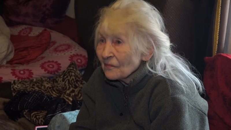 Seniorka Eva z Karlových Varů musela odpojit elektřinu, topí v kamnech.