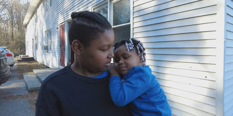 Chlapec z Marylandu zachránil dvouletou sestru z hořícího domu.