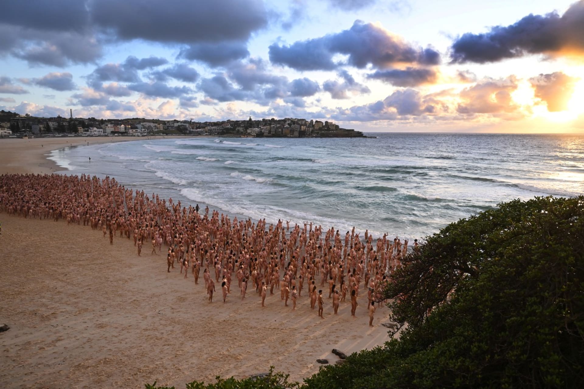 V Sydney se svléklo 2500 lidí, aby upozornili na rakovinu kůže