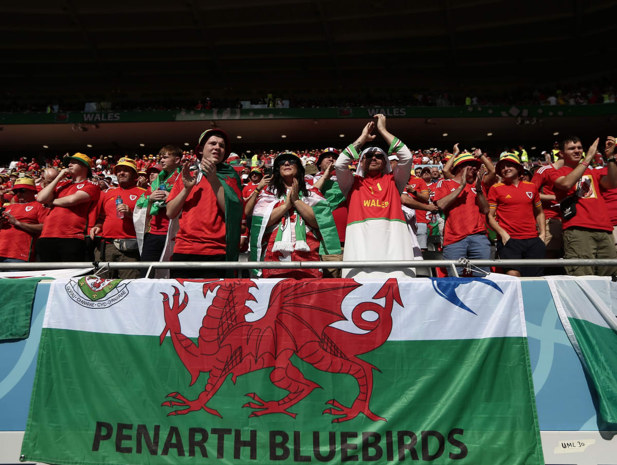 Fanoušci Walesu při zápase MS proti Íránu, který jejich tým prohrál 0:2.