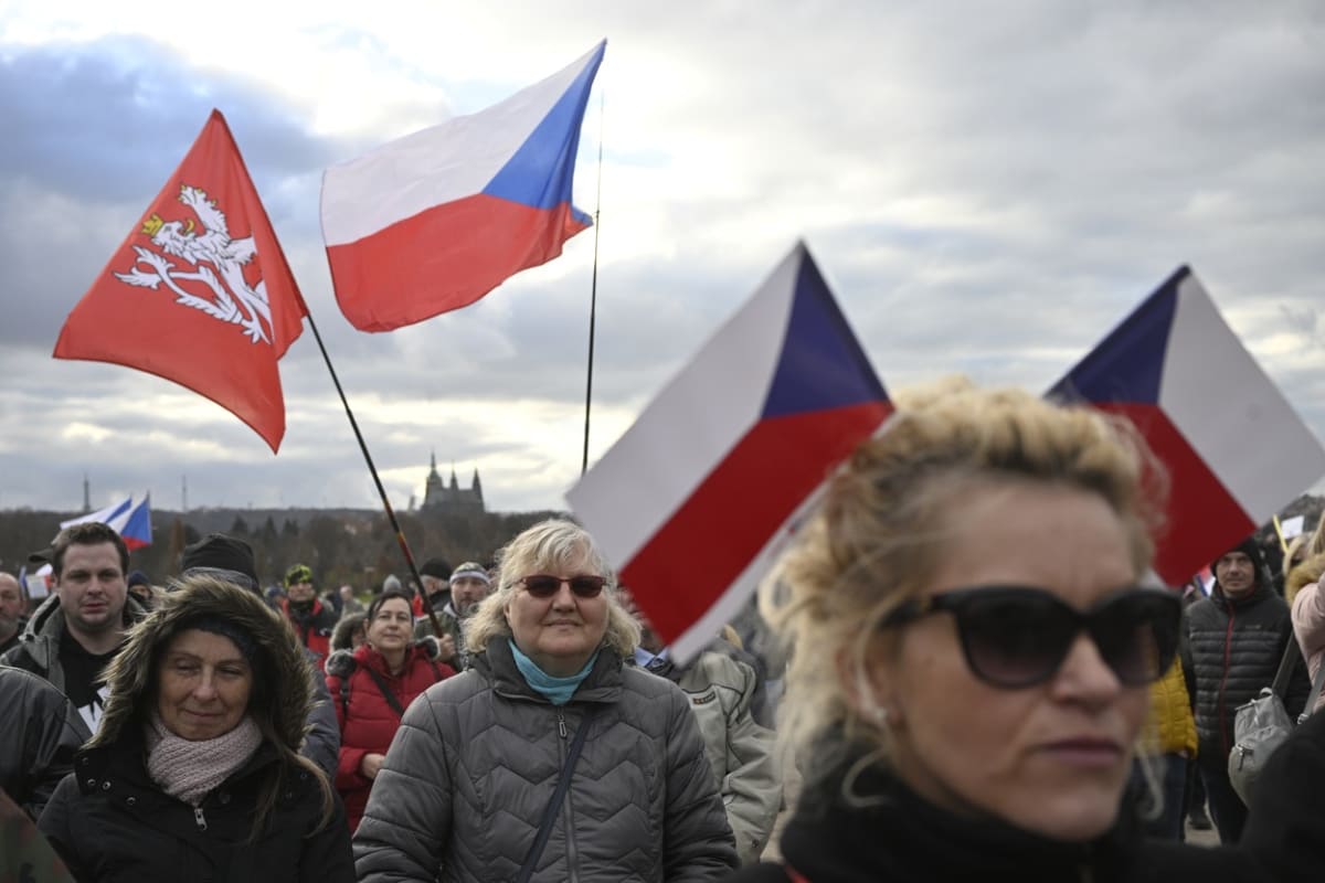 Na pražské Letné demonstruje proti vládě až tisícovka lidí
