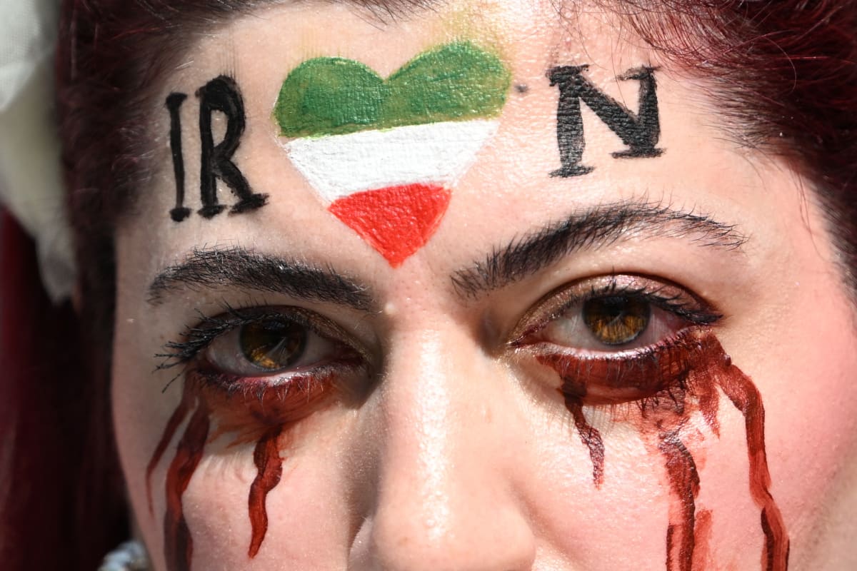 Íránská fanynka na MS v Kataru protestuje proti brutalitě režimu své vlasti.