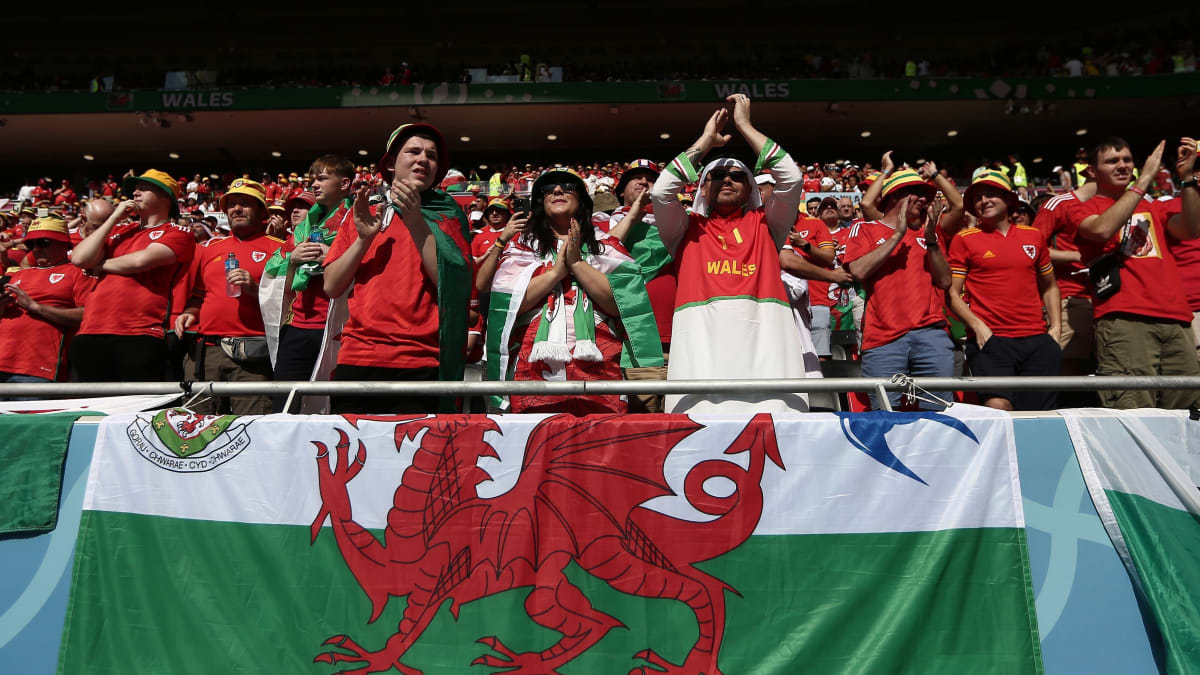 Fanoušci Walesu při zápase MS proti Íránu, který jejich tým prohrál 0:2.