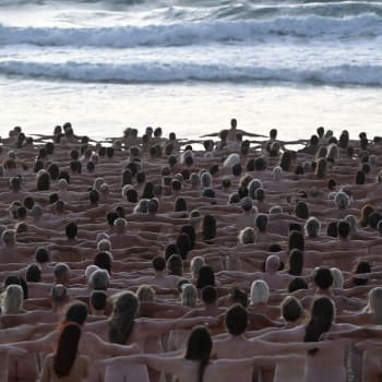 V Sydney se svléklo 2500 lidí, aby upozornili na rakovinu kůže