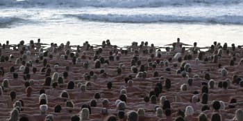 Neobvyklá osvěta: Na pláži se svlékly tisíce lidí, aby upozornily na nebezpečí rakoviny kůže 