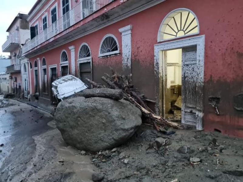 Důsledky sesuvu půdy na italském ostrově Ischia.