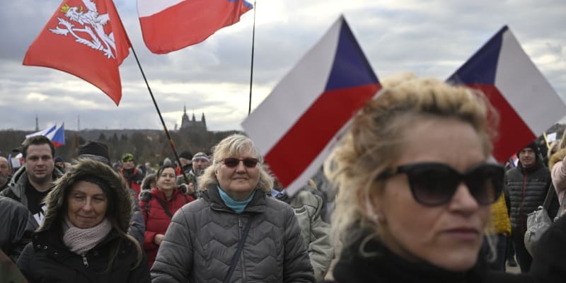 Na pražské Letné demonstruje proti vládě až tisícovka lidí