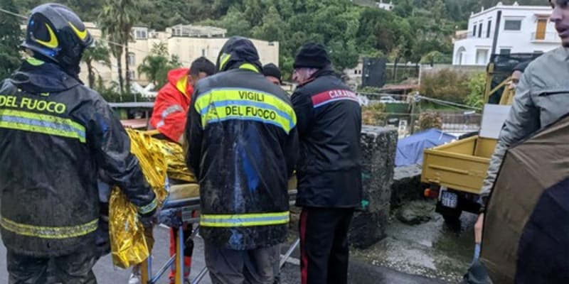 Italští záchranáři na Ischie se snaží starat o místní lidi. Nejméně osm obyvatel ostrova zahynulo.