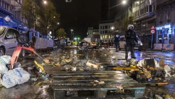 Zapálená auta a boj s policií. Maročané v Bruselu po výhře na MS v Kataru vyrazili do ulic