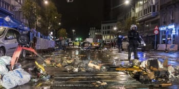 Zapálená auta a boj s policií. Maročané v Bruselu po výhře na MS v Kataru vyrazili do ulic