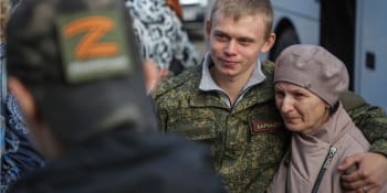 Ruský gubernátor zpražil plačící matky: Vaši padlí synové nepatří vám, ale naší vlasti