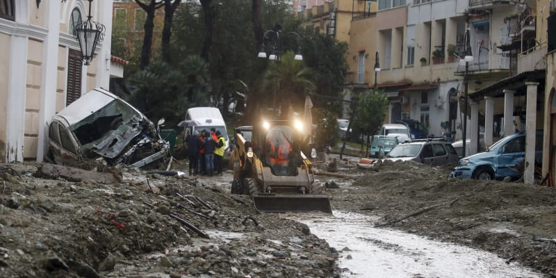Na italském ostrově Ischia dál pátrají po možných obětech půdního sesuvu