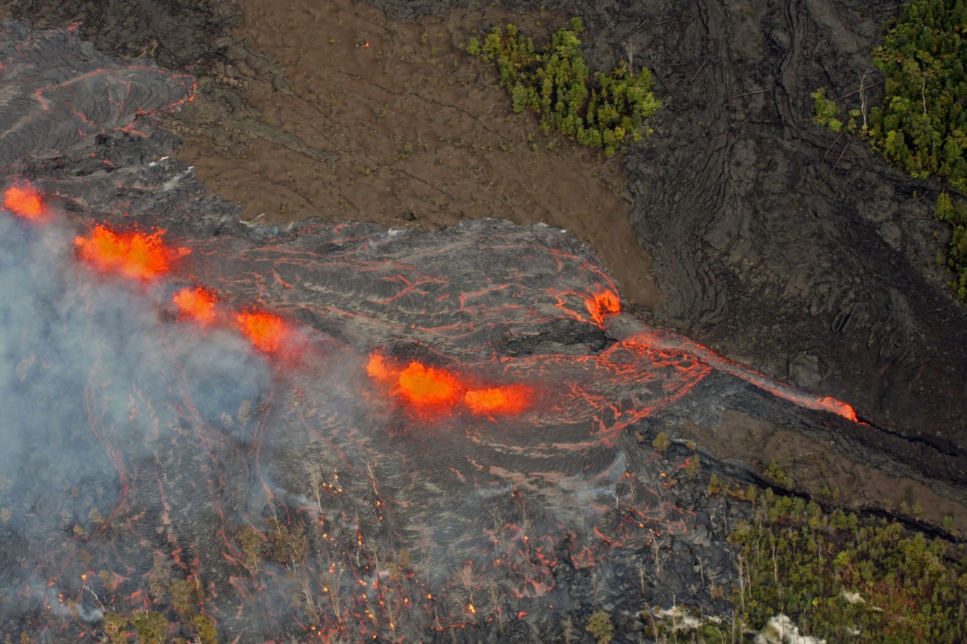 Havajská sopka Mauna Loa vybuchla, poprvé od roku 1984. Láva se zatím nedostává přes její vrchol a obyvatelům na úpatí zatím nehrozí nebezpečí.