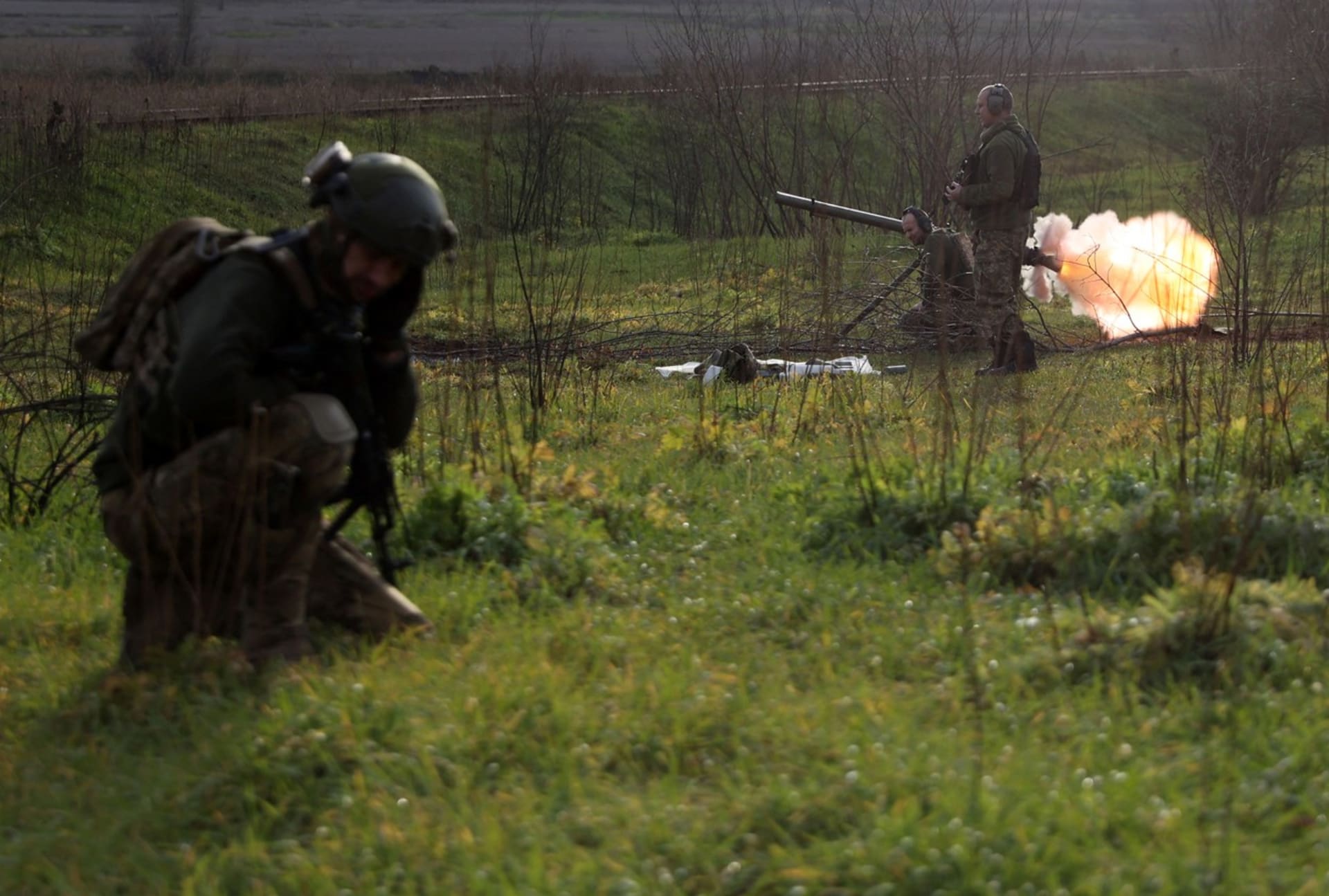 Ukrajinci střílí na ruské pozice na frontové linii v Doněcké oblasti.