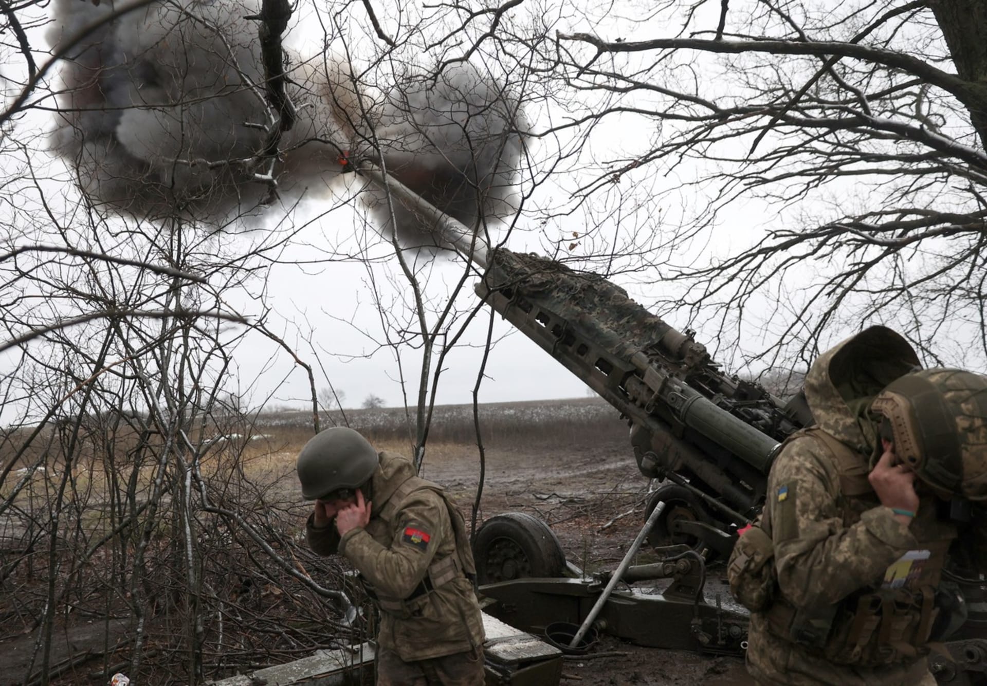 Ukrajinci pálí na ruské pozice z houfnice M777.