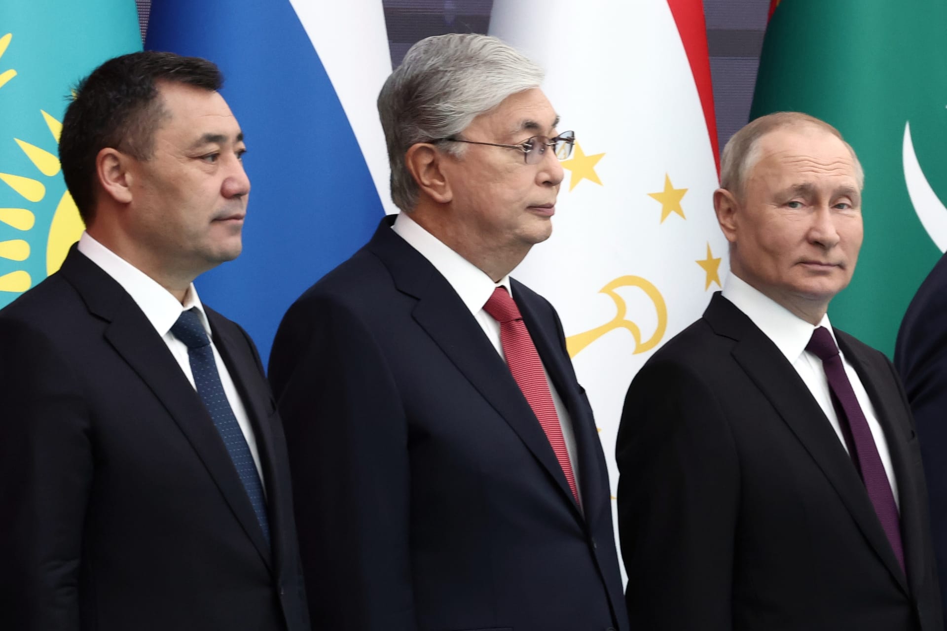 Kazašský prezident Kazym-Žomart Tokajev společně se svým ruským protějškem Vladimirem Putinem (vpravo). Vlevo pak prezident Kyrgyzstánu Sadyr Žaparov.