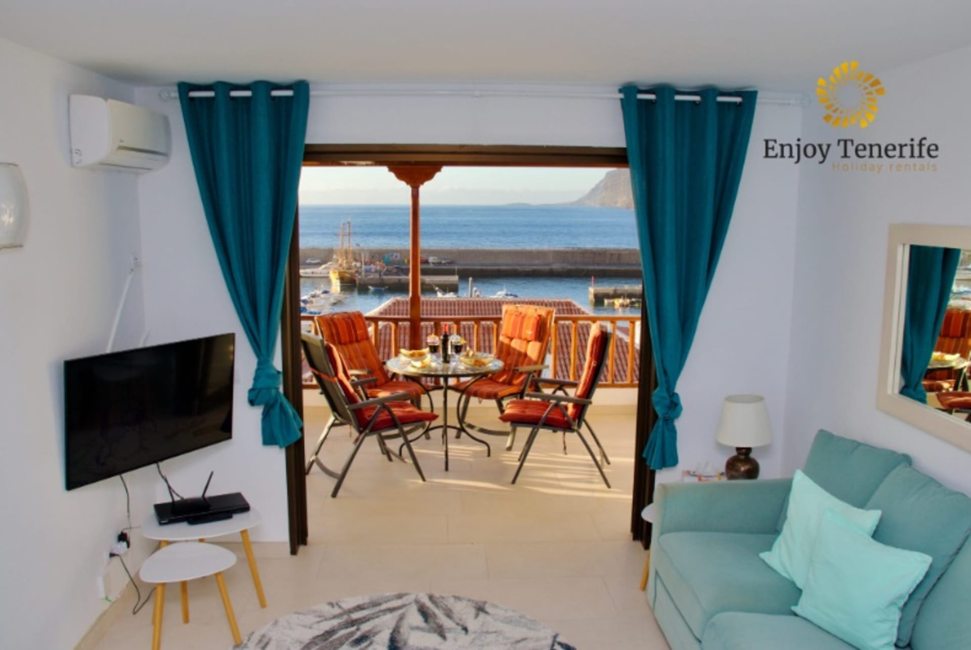 Michal David nabízí tento apartmán. Bonusem je krásný výhled na Atlantský oceán – ke slané vodě je to podle inzerátu na stránkách Enjoy Tenerife asi 200 metrů.