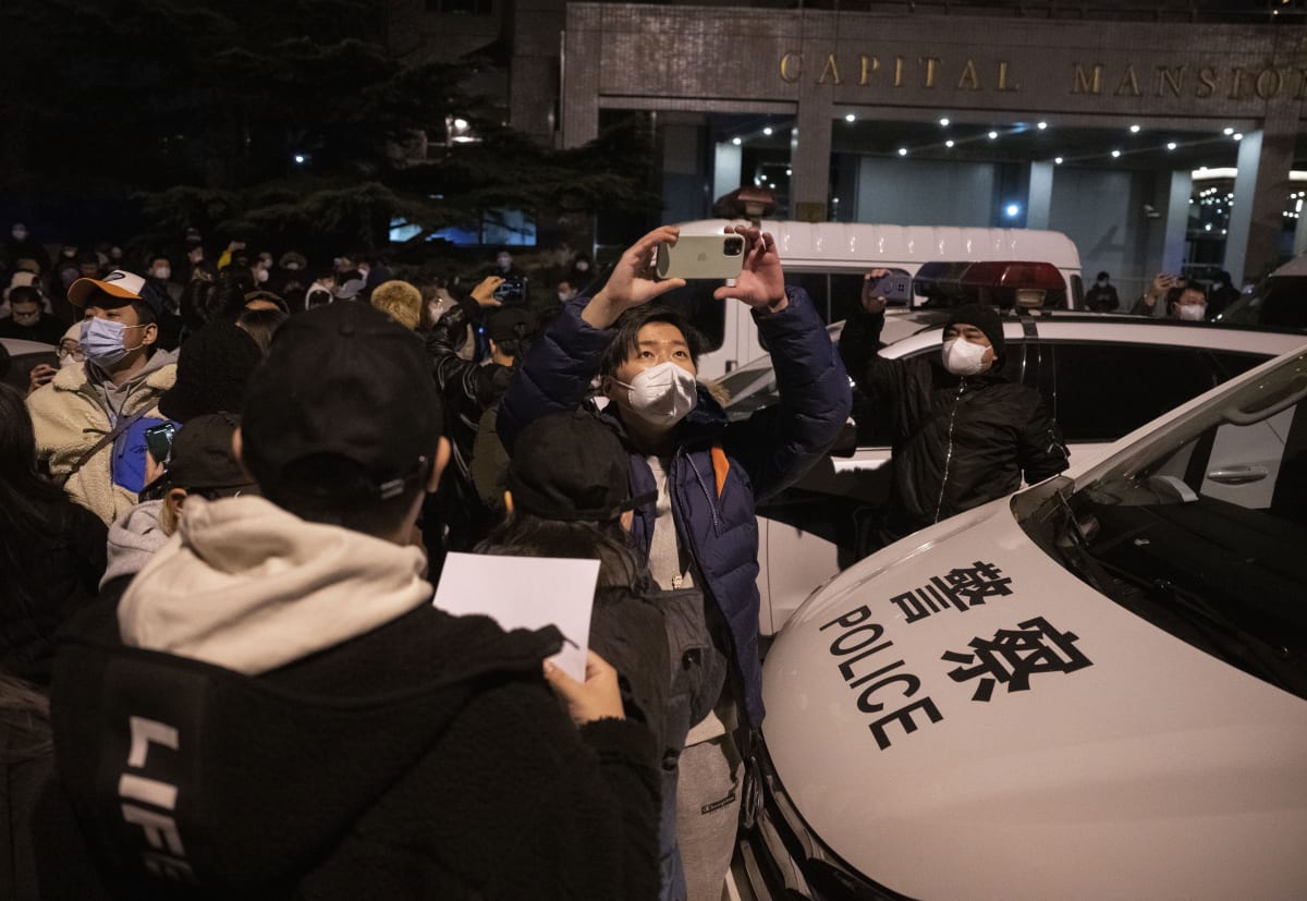 Demonstrace v Číně nabírají na síle. Protestujícím vadí covidové restrikce.