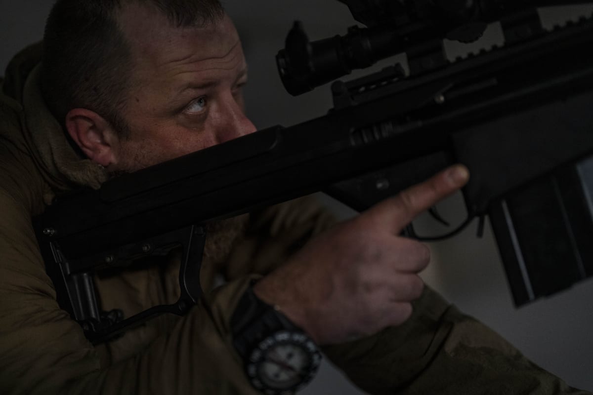 Sniper a velitel ukrajinské jednotky na jihu známý jako Kurt i připravuje svoji zbraň
