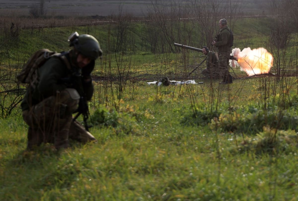 Ukrajinci střílí na ruské pozice na frontové linii v Doněcké oblasti