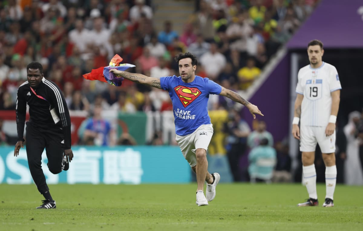 Vetřelec z řad fanoušků během zápasu mezi Portugalskem a Katarem