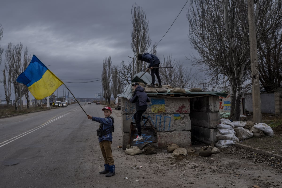 Ukrajinské děti si hrají na opuštěném kontrolním stanovišti u Chersonu