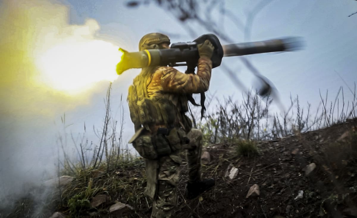 Ukrajinský voják pálí protitankovou střelu v Doněcké oblasti