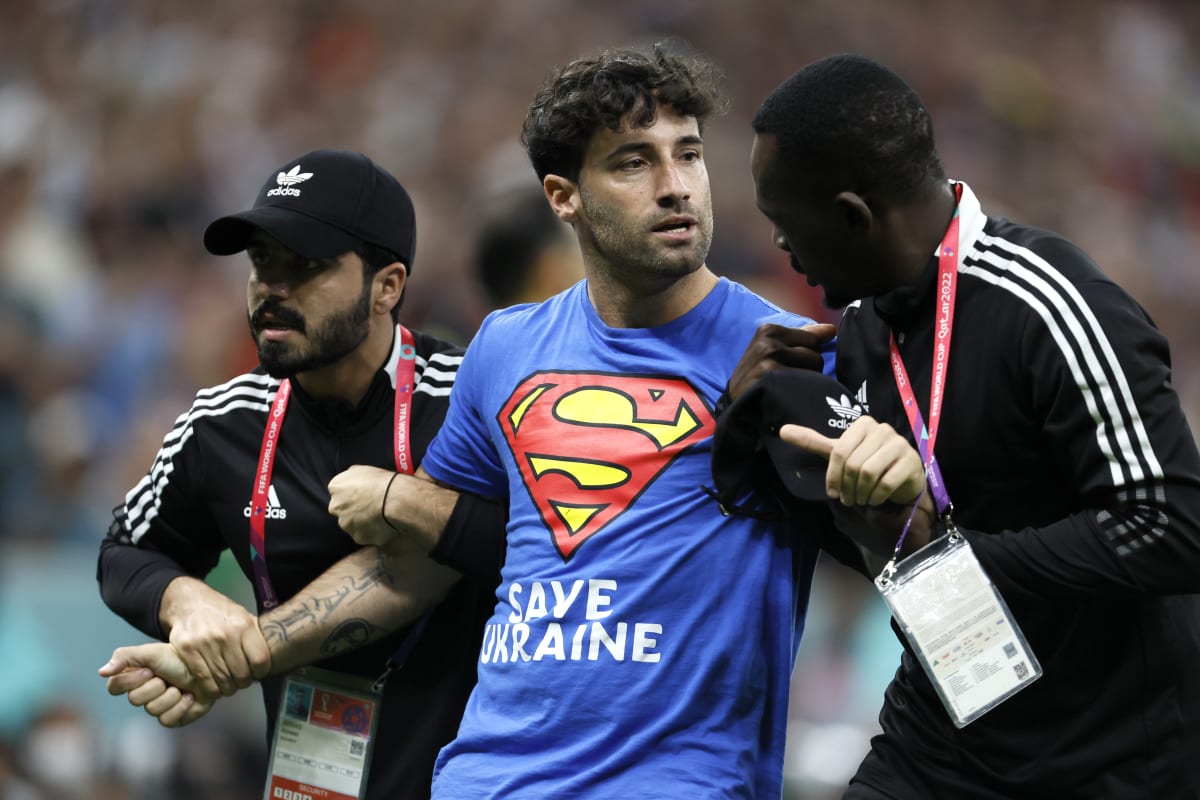 Vetřelec z řad fanoušků během zápasu mezi Portugalskem a Katarem
