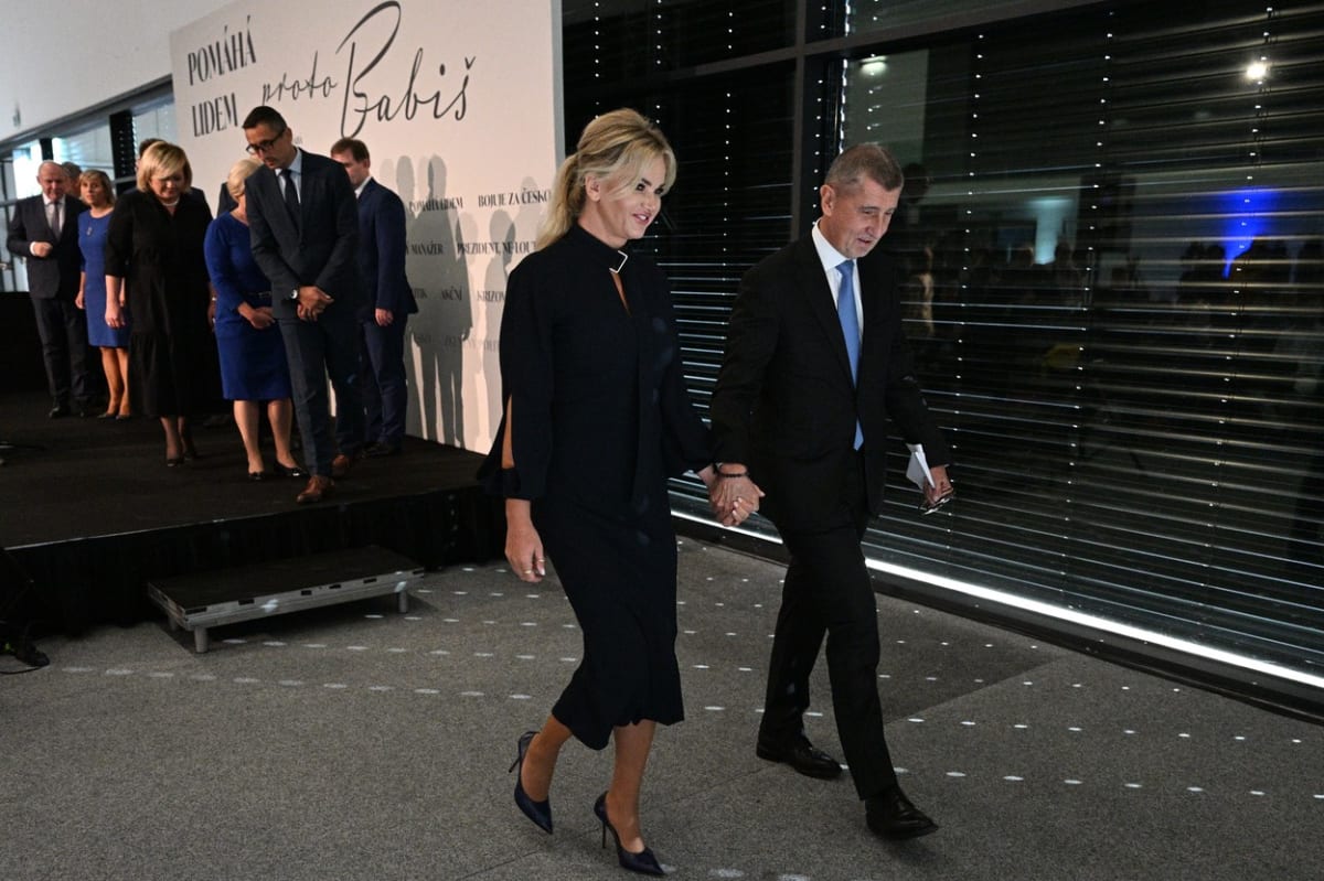 Andrej Babiš s manželkou na oznámení své kandidatury na prezidenta.