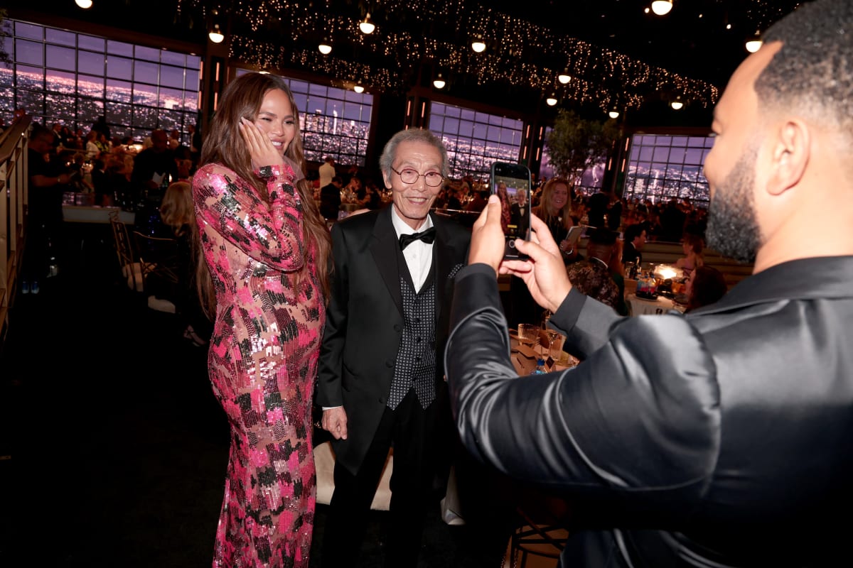 Na snímku Chrissy Teigenová a Yeong-su Oh na 74. ročníku předávání cen Primetime Emmy, které se konalo 12. září 2022