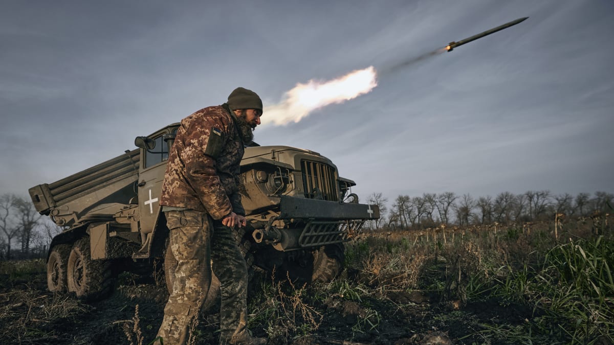 Ukrajinci u Bachmutu pálí na ruské pozice z raketometu Grad