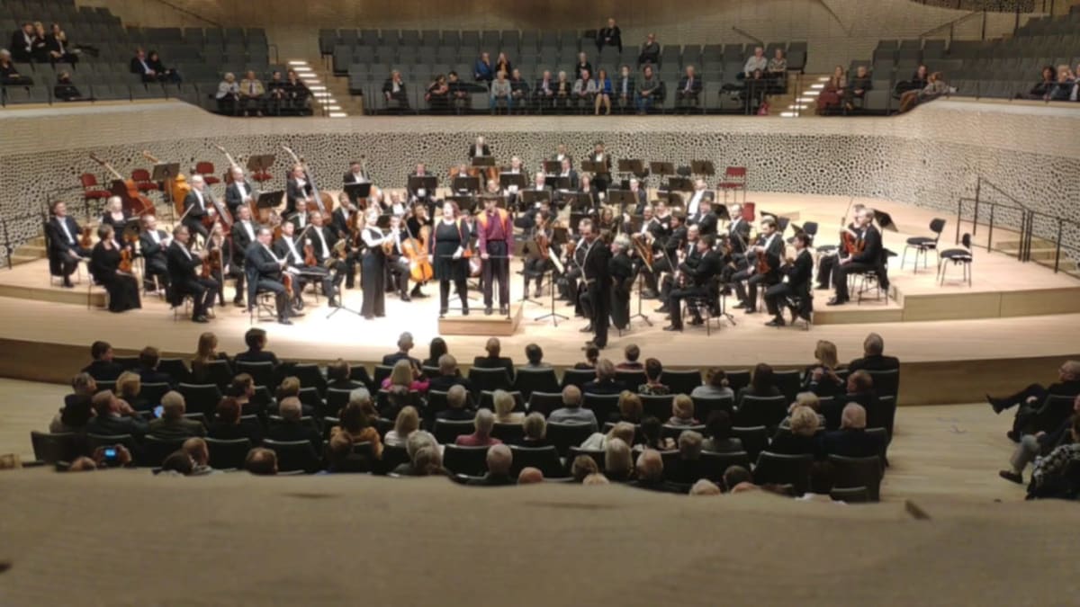 Aktivisté narušili koncert v hamburské filharmonii. Protest ale netrval dlouho.